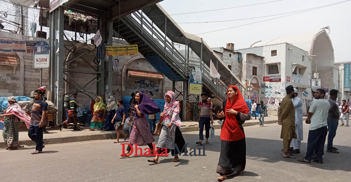 নিউ মার্কেট থেকে ফিরে যাচ্ছেন ক্রেতারা