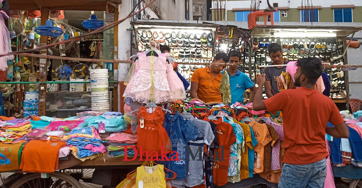 ফুটপাতে বড়দের দামে বিক্রি হচ্ছে শিশুদের পোশাক!