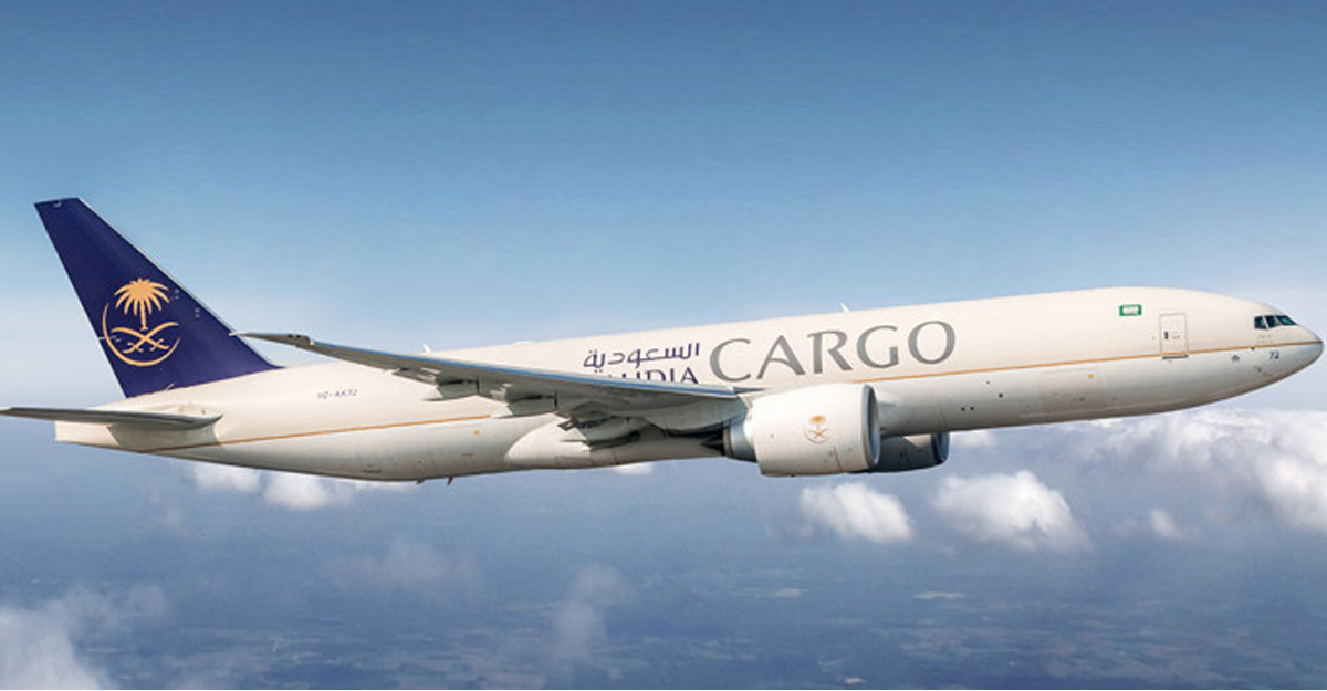 আকাশে বিমানের কাচে ফাটল, অতঃপর...