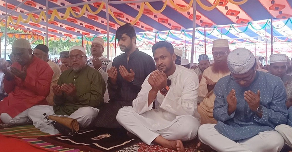 বাবার সঙ্গে ঈদের নামাজ আদায় করলেন সাকিব