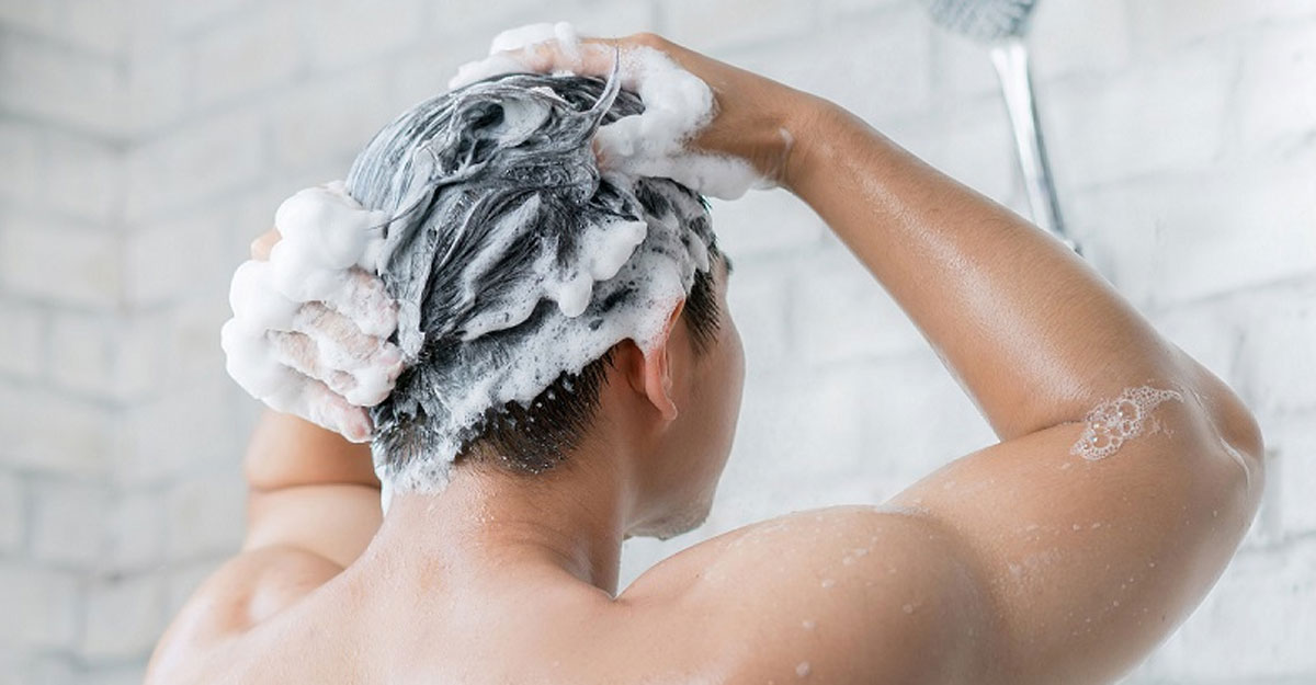 শ্যাম্পু করলে কি চুল পড়া বাড়ে?