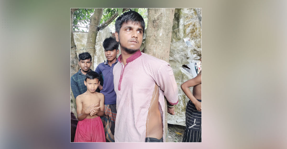 নেশার টাকার জন্য মাকে মারধর, বাধা দেওয়ায় প্রতিবেশীকে কুপিয়ে জখম