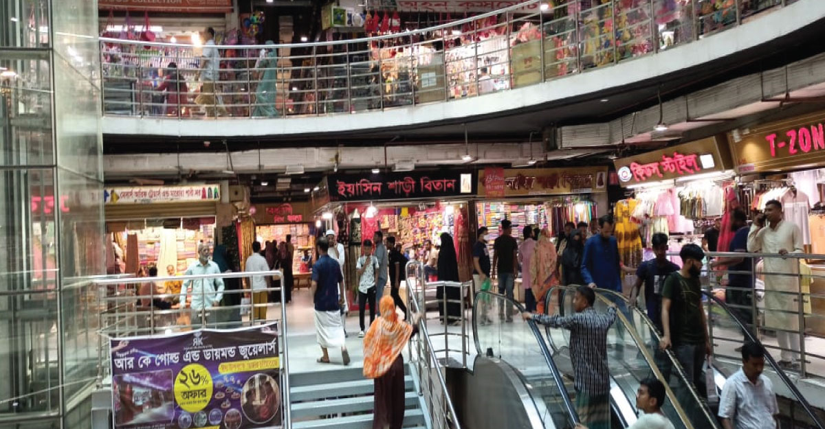 সাভারে জমে উঠেছে শেষ মুহূর্তের ঈদ বাজার