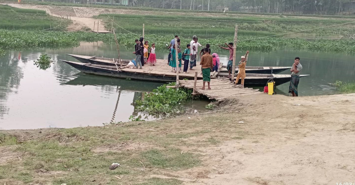 ১৫ গ্রামের মানুষের ভরসা রশিটানা নৌকা