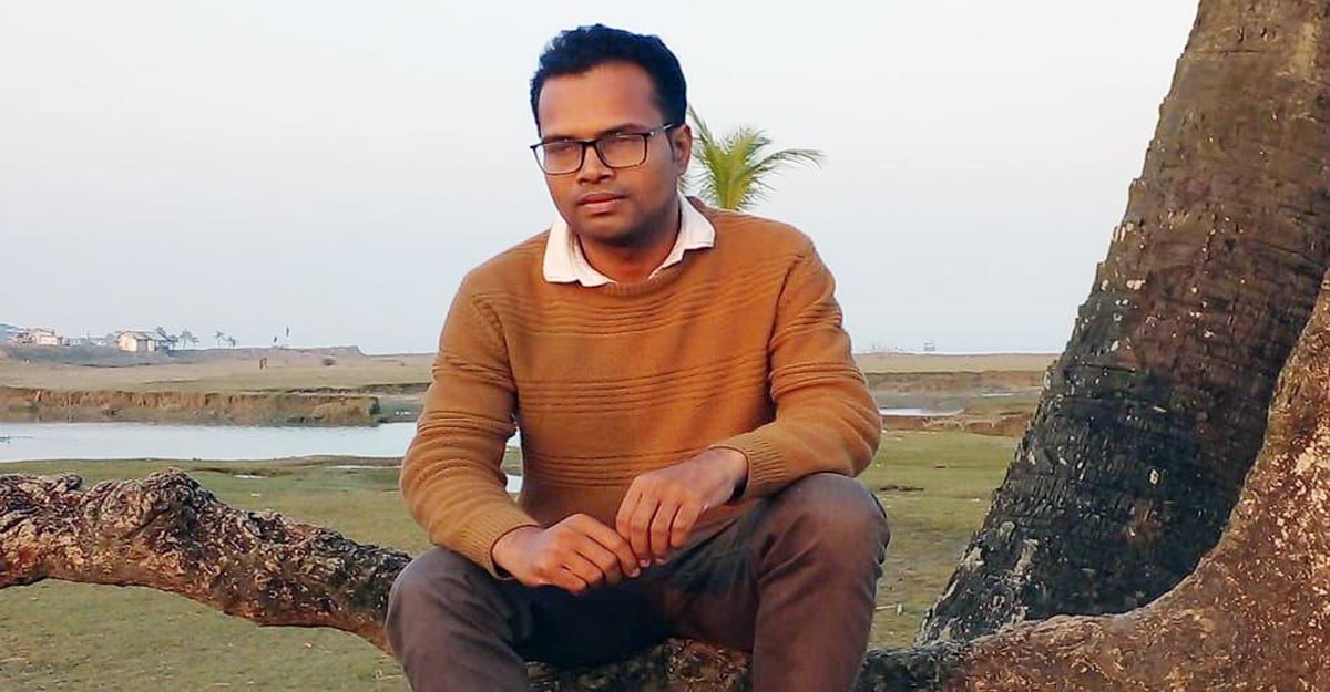 চিরকুট লিখে সরকারি কর্মকর্তার বিষপান