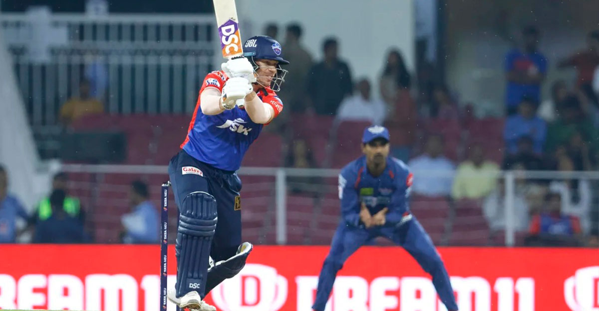 আইপিএলে কেন ‘বিশেষ জুতা’ পরে খেলছেন ওয়ার্নার?