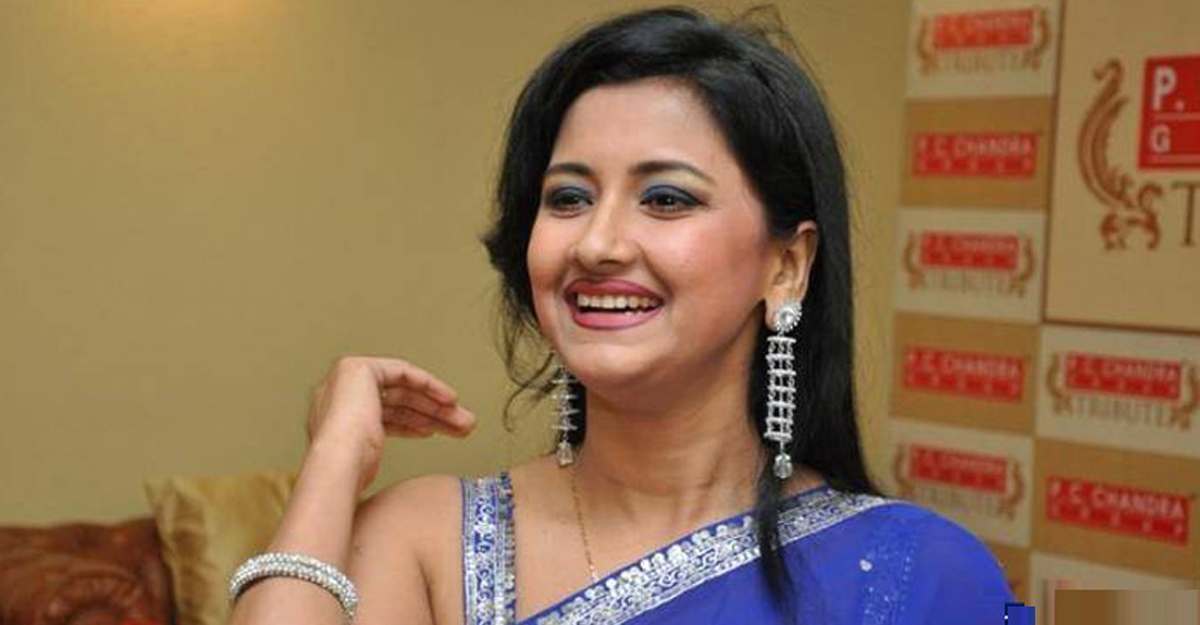 কেন প্রতিদিন বোরকা পরে বাড়ি যেতেন এই নায়িকা