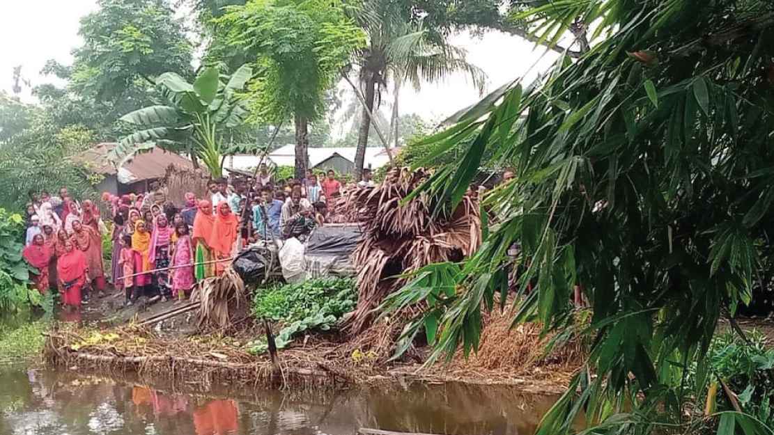পুকুরে ভেসে উঠল গৃহবধূর বিবস্ত্র মরদেহ