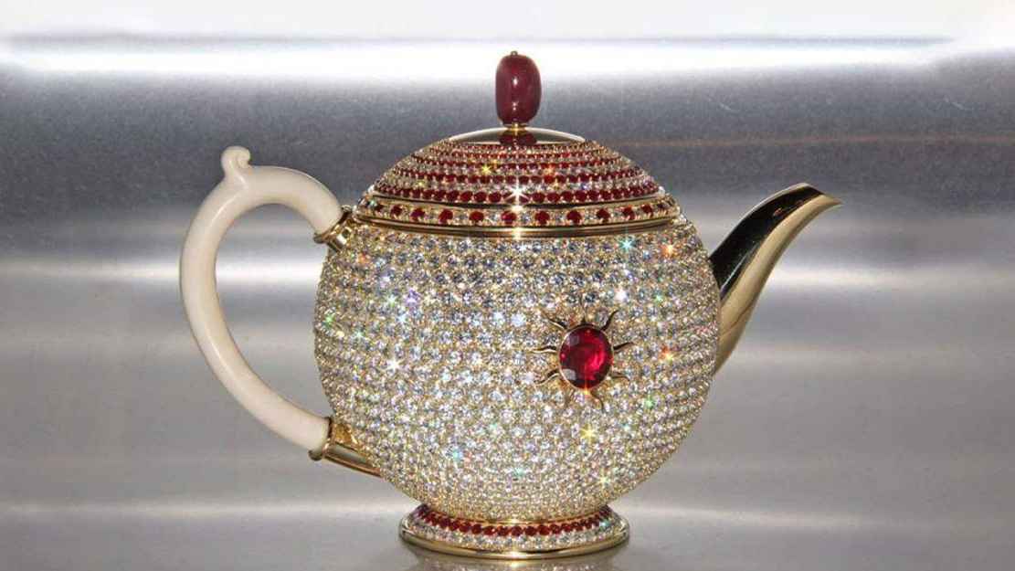 স্বর্ণ ও হীরা দিয়ে বাঁধানো চায়ের কেটলির দাম ৩২ কোটি