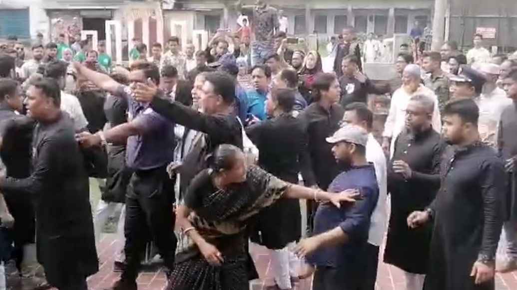 বরগুনায় জাতীয় শোক দিবসে আ.লীগের দুই গ্রুপের হাতাহাতি