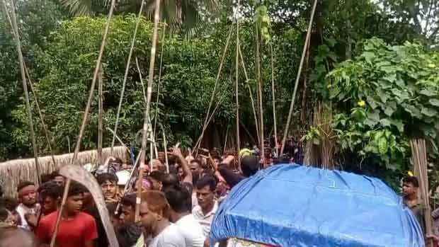 মাইকে ঘোষণা দিয়ে সংঘর্ষ, এলাকা রণক্ষেত্র