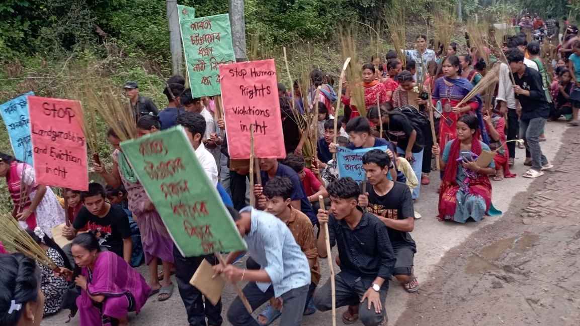 রাঙামাটিতে ধর্ষকের জামিন বাতিলের দাবিতে ঝাড়ু মিছিল
