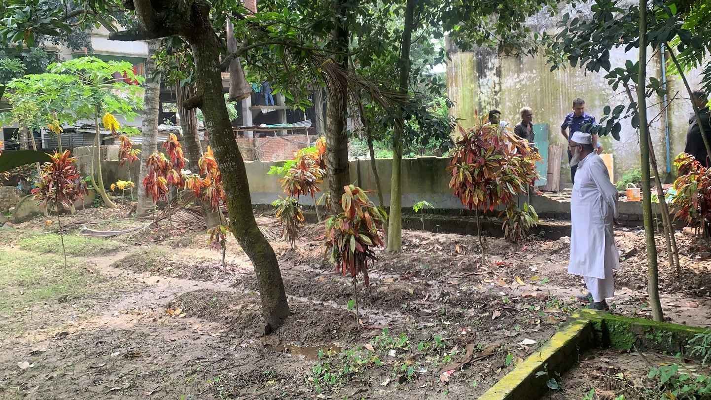 কুমিল্লায় রহস্যময় নতুন ১৬ কবর, তদন্তে কমিটি গঠন