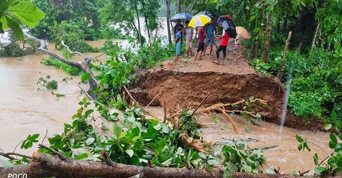 মুহুরী নদী রক্ষা বাঁধে ভাঙন, লোকালয়ে ঢুকছে পানি