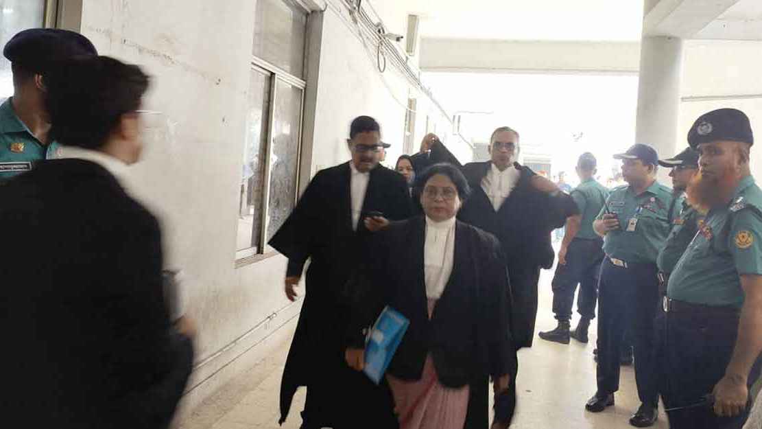 বিএনপিপন্থী আইনজীবীদের অনাস্থা: হট্টগোলে এজলাস ছাড়লেন দুই বিচারপতি