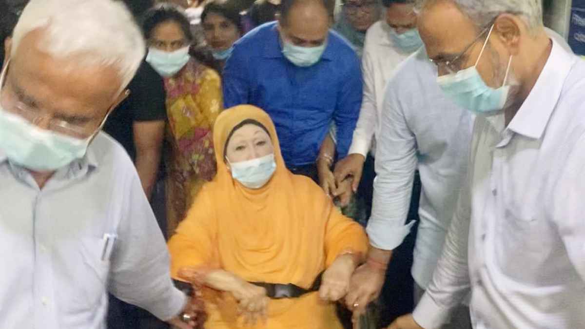 খালেদা জিয়া হাসপাতাল কবে ছাড়বেন, বলতে পারছেন না চিকিৎসকরা