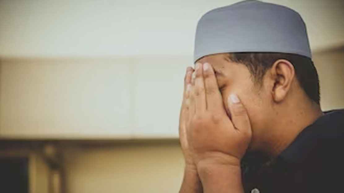 বিয়ে করতে বাবা-মা নিষেধ করলে কী করবেন?