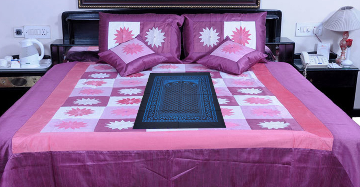 স্বামী-স্ত্রীর ঘুমানোর বিছানায় নামাজ পড়া যাবে?