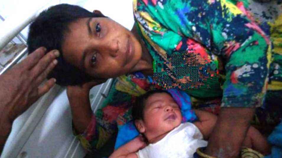 রাস্তার পাশে ছেলে সন্তানের জন্ম দিলেন মানসিক ভারসাম্যহীন নারী