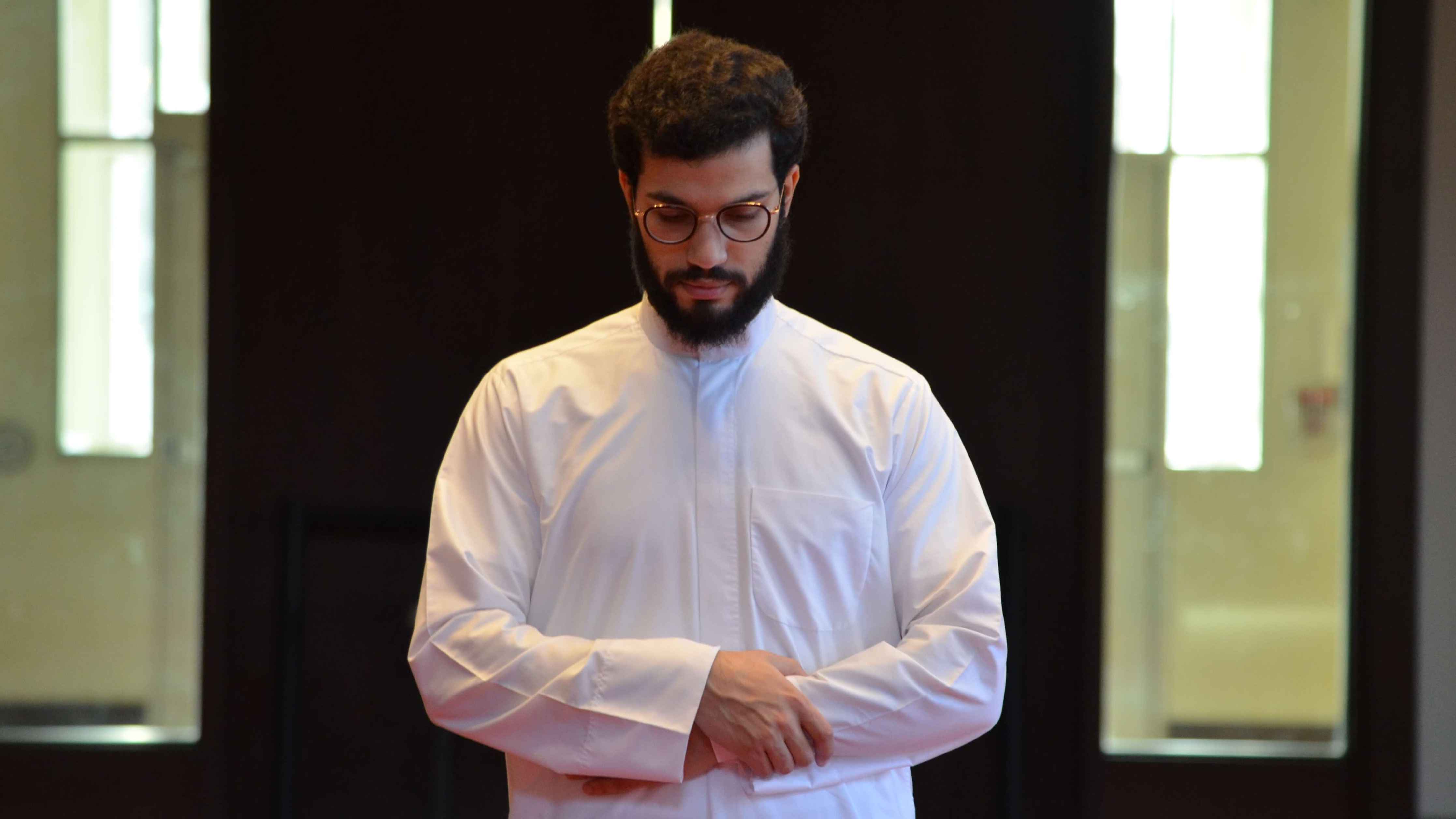 চতুর্থ রাকাতে ভুলে দাঁড়িয়ে গেলে করণীয়