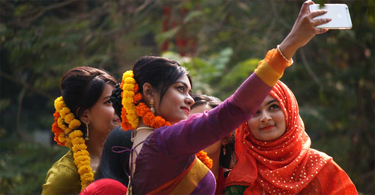 ‘সেলফি’র বাংলা অর্থ জানেন?