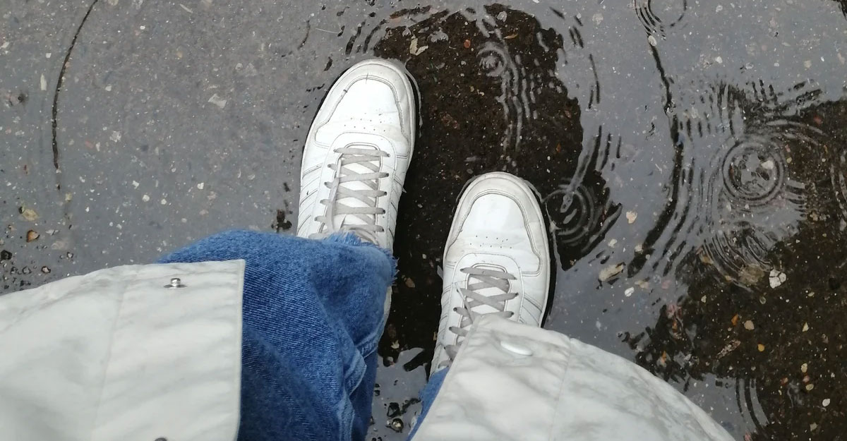 বর্ষায় সাদা জুতার যত্নে করণীয় 