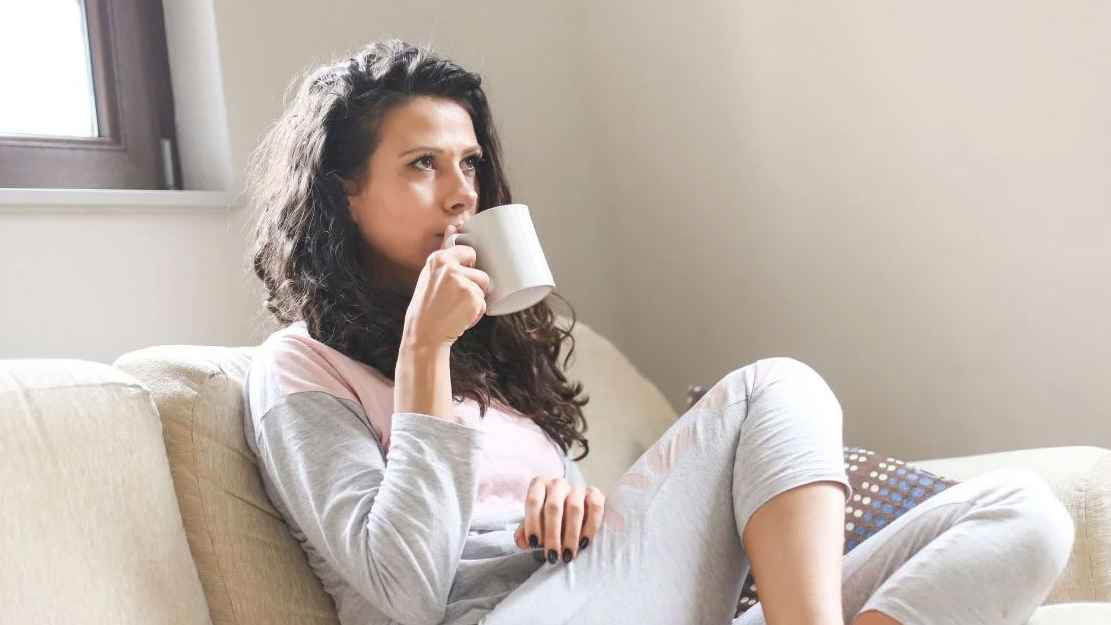 খালি পেটে হালকা গরম পানি খেলে কী হয়?