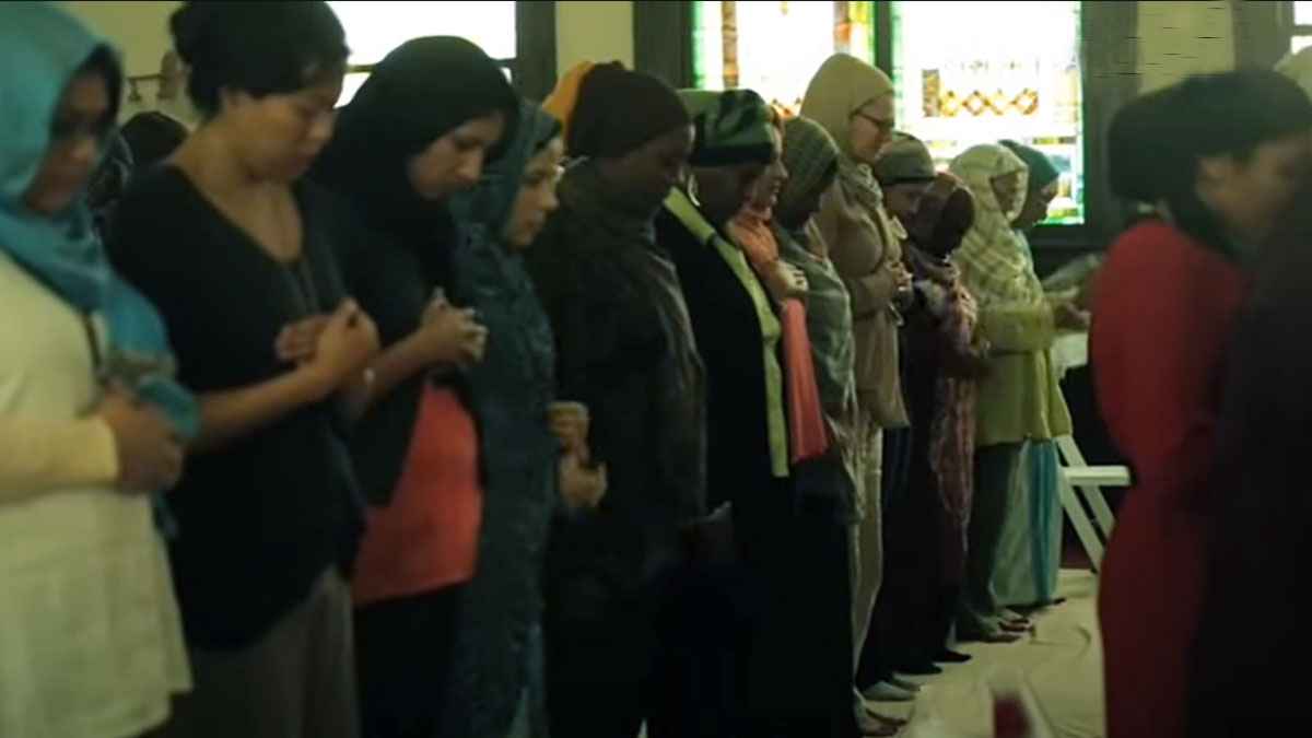 নারী ইমামের পেছনে নারীরা নামাজ পড়তে পারবেন?