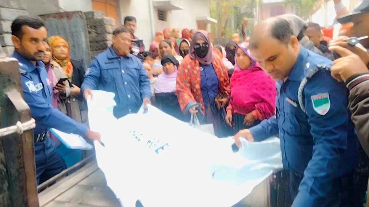 ঘরের মেঝেতে পড়ে ছিল গৃহবধূর মরদেহ, স্বামী আটক