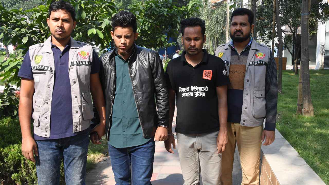 হানি ট্র্যাপের ফাঁদ, ঘনিষ্ঠ হলেই সর্বনাশ!