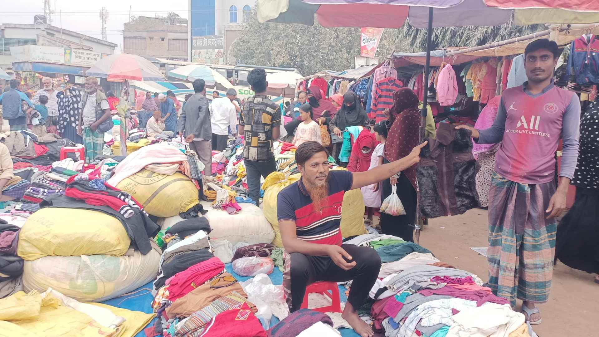 মেহেরপুরে বাড়ছে পুরাতন কাপড়ের দোকানে ভিড়