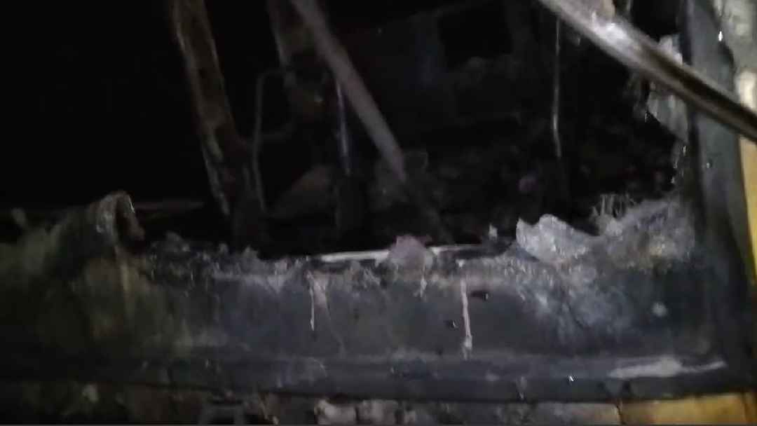 নওগাঁয় দাঁড়িয়ে থাকা ট্রাকে আগুন