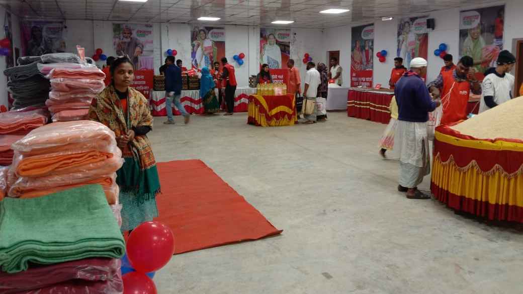 ১৩ টাকায় ব্যাগ ভর্তি বাজার পেল ২০০ পরিবার