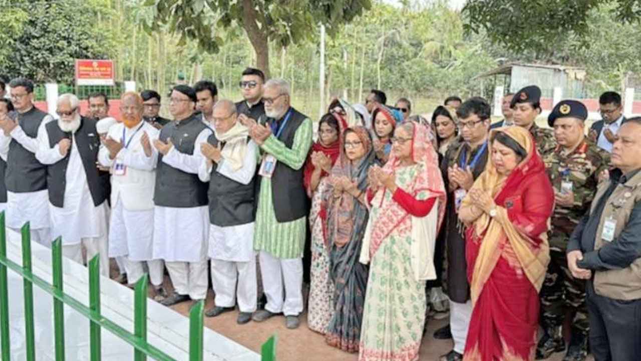 স্বামীর কবর জিয়ারত করলেন শেখ হাসিনা