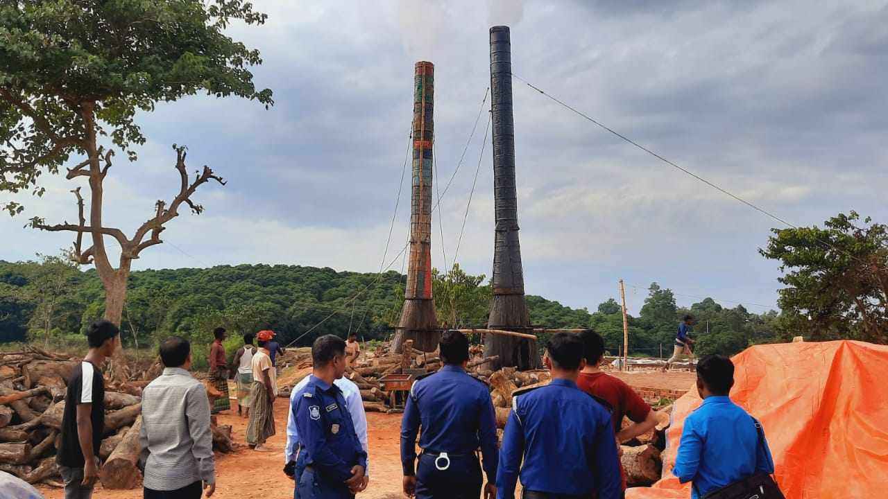 রাঙামাটিতে ইটভাটার চুল্লি গুড়িয়ে দিয়েছে প্রশাসন