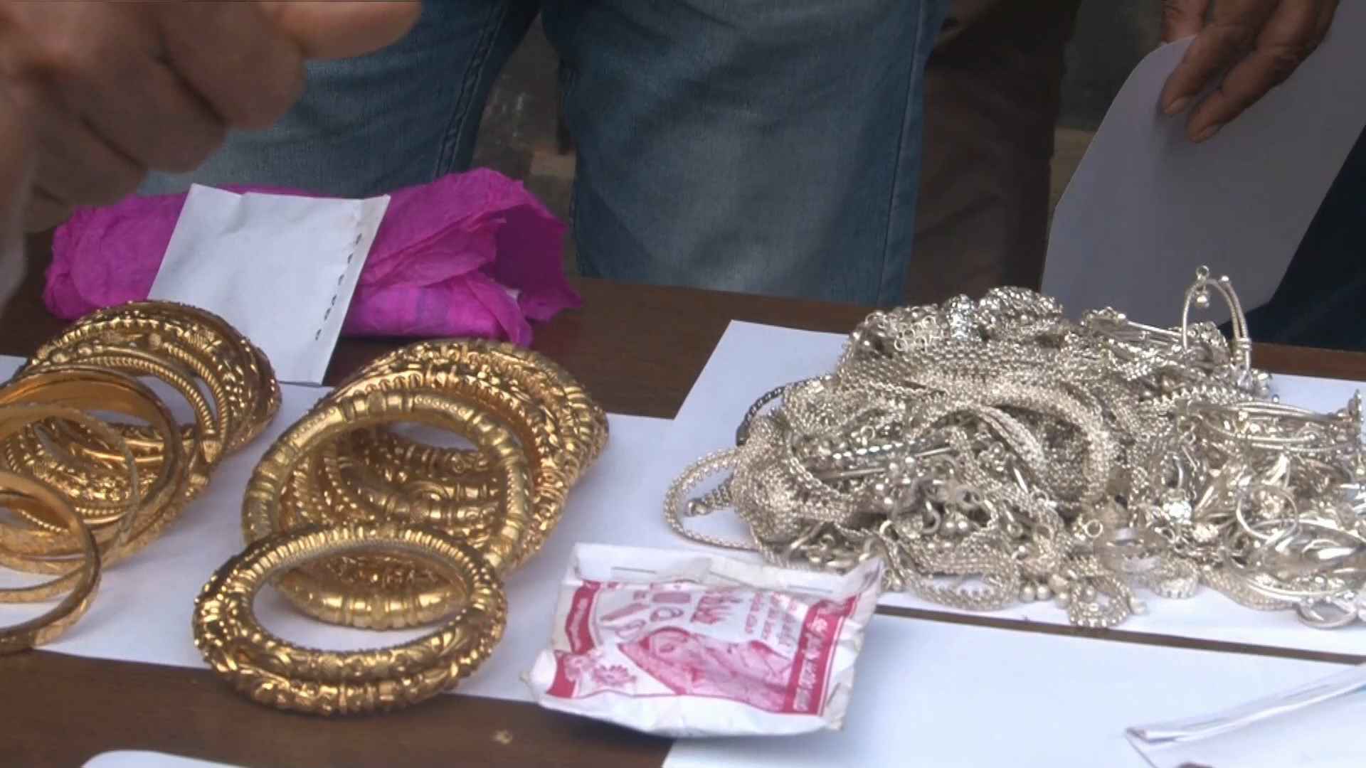 রংপুরে চুরি যাওয়া ১৬ ভরি স্বর্ণালংকার ও ৯০ ভরি রুপা উদ্ধার, গ্রেফতার ১