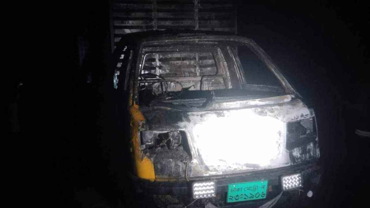 সিরাজগঞ্জে মুরগিবাহী কাভার্ডভ্যান দাঁড় করিয়ে আগুন