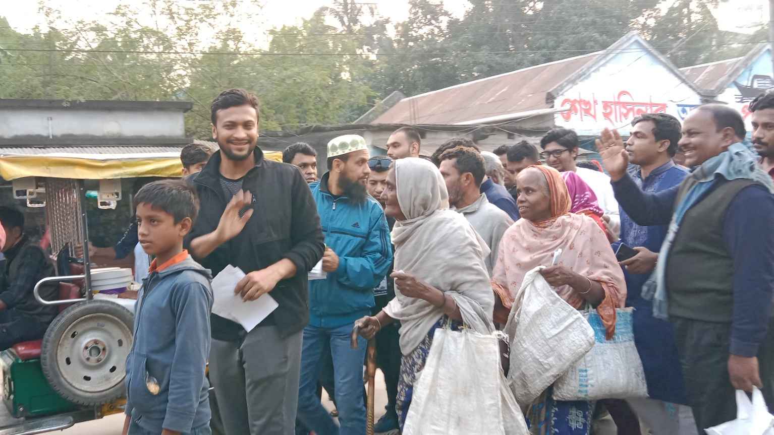 নিজ পাড়াতে গণসংযোগ করলেন সাকিব আল হাসান