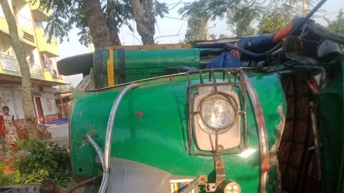 ঝালকাঠিতে মাহিন্দ্রা খাদে পড়ে নিহত ১