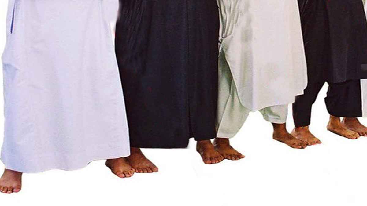 নামাজের জামাতে পা ছড়িয়ে দাঁড়ানো কি সুন্নত?