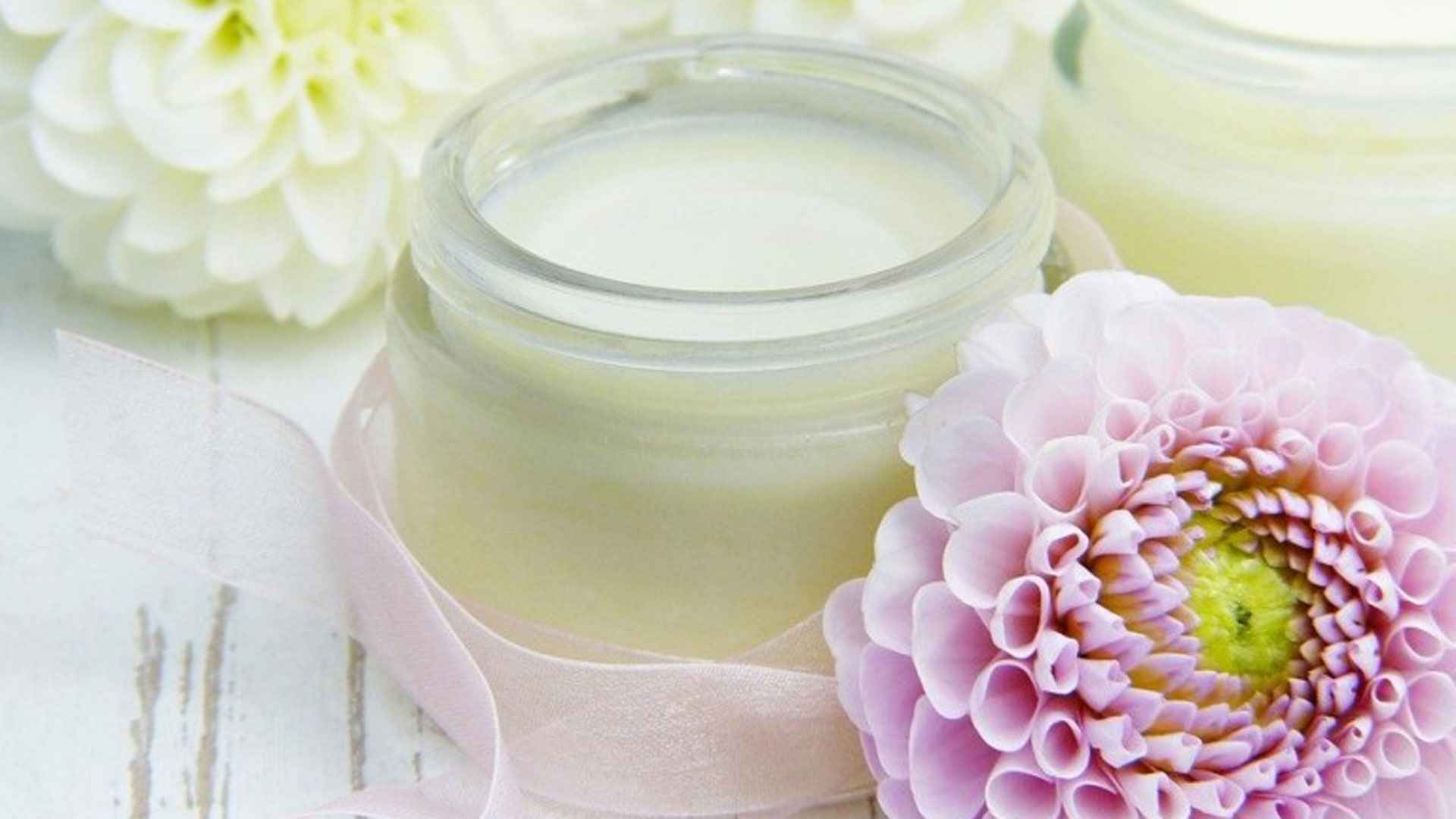 শীতে ত্বকের যত্নে কোল্ড ক্রিম, বানান ঘরেই