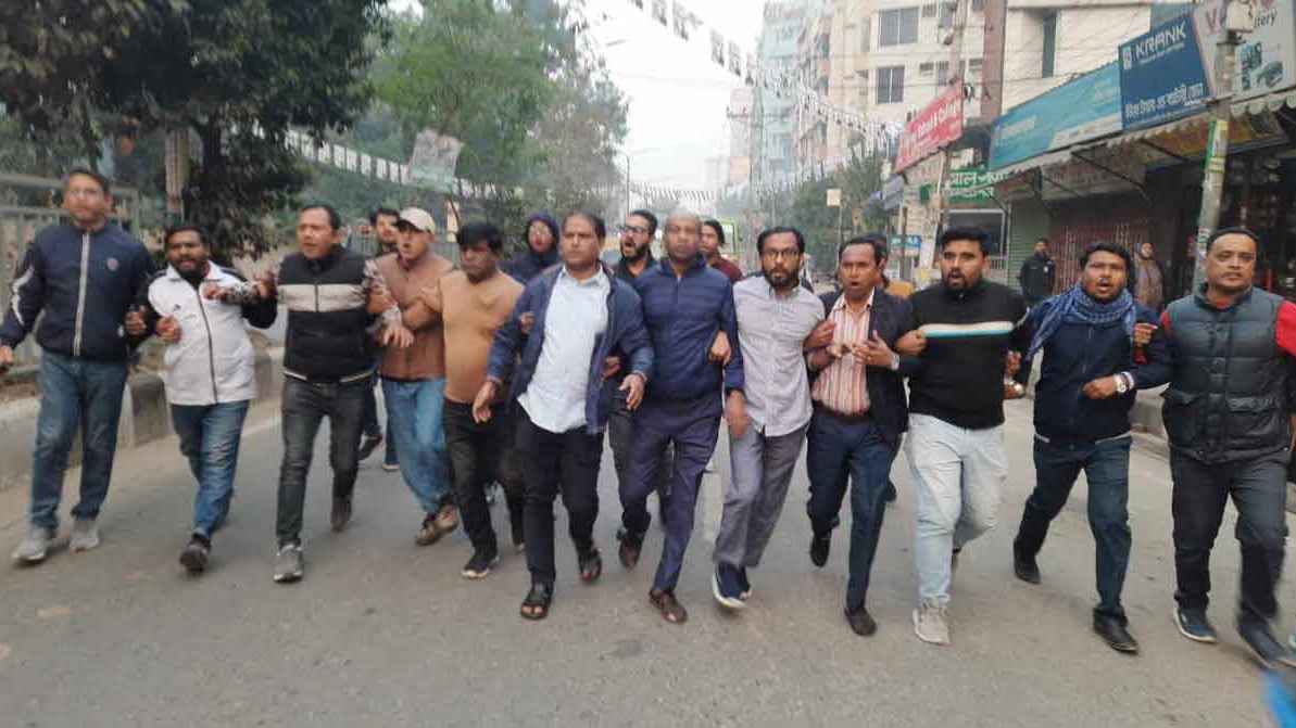 অবরোধের সমর্থনে ধানমন্ডিতে স্বেচ্ছাসেবক দলের মিছিল