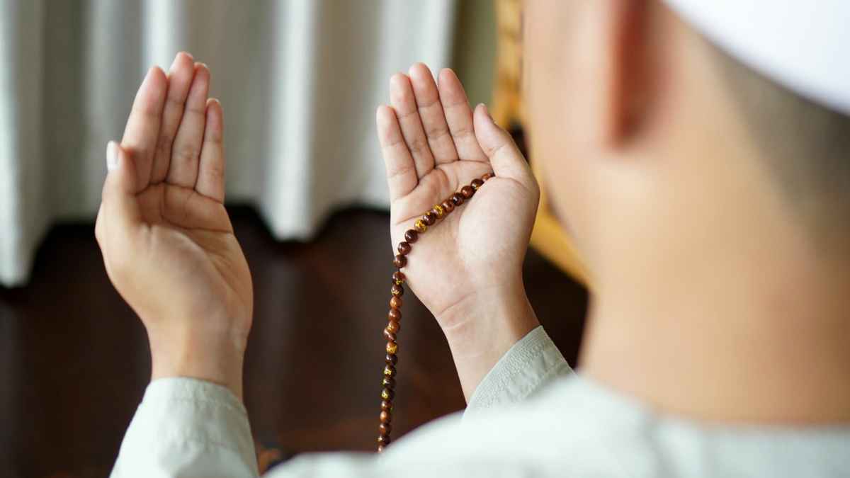 অসুস্থ ব্যক্তির পাশে বসে ৭ বার যে দোয়া পড়া সুন্নত