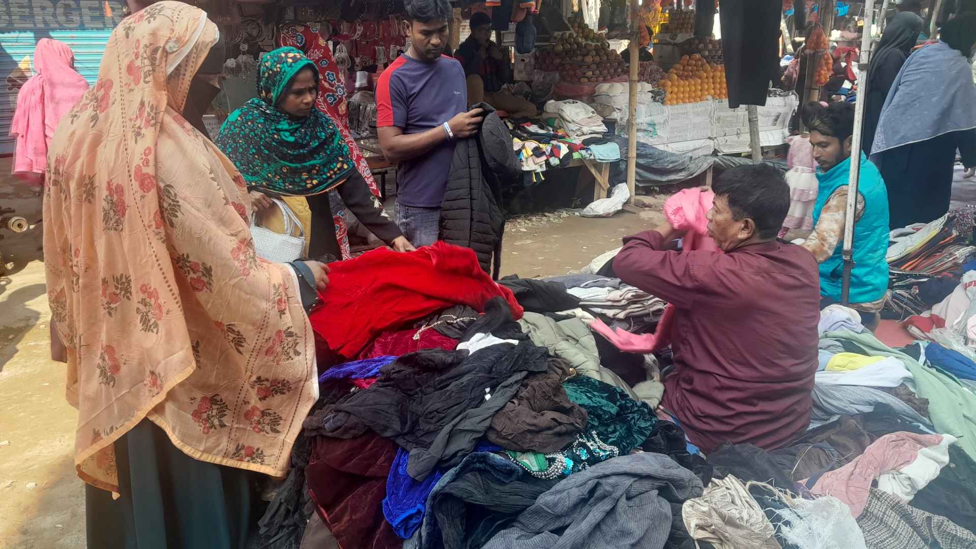 জেঁকে বসেছে শীত: ফুটপাতে শীতের কাপড় কিনতে ক্রেতাদের ভিড়