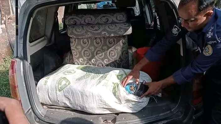 ঝালকাঠিতে ২০ কেজি গাঁজাসহ যুবক আটক