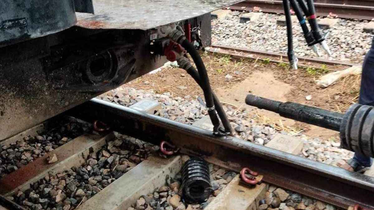 চলন্ত ট্রেন থেকে খুলে গেল ২ বগি