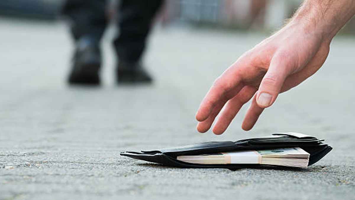 কুড়িয়ে পাওয়া টাকা মসজিদে দেওয়া যায়?