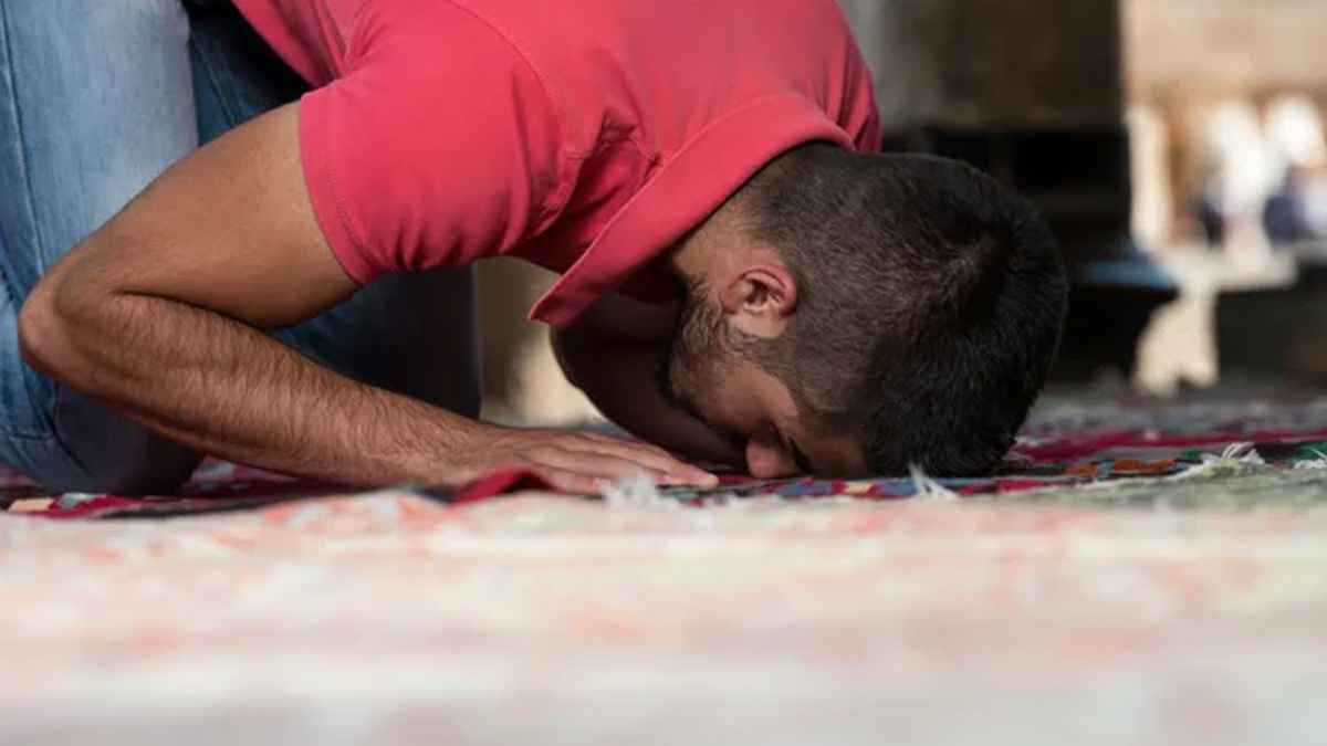 টাইট প্যান্ট গেঞ্জি পরে নামাজ পড়লে শুদ্ধ হবে?