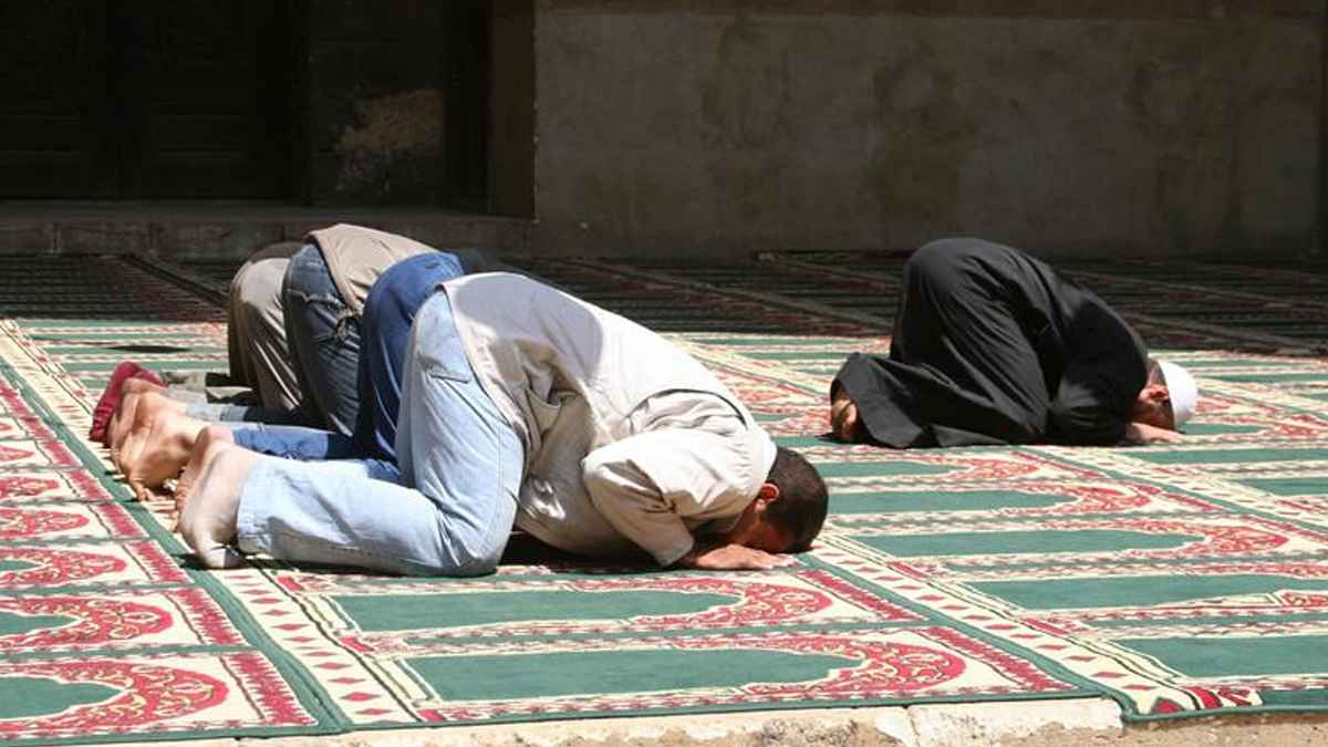 মুকিম ইমামের পেছনে মুসাফির মাসবুক হলে করণীয়