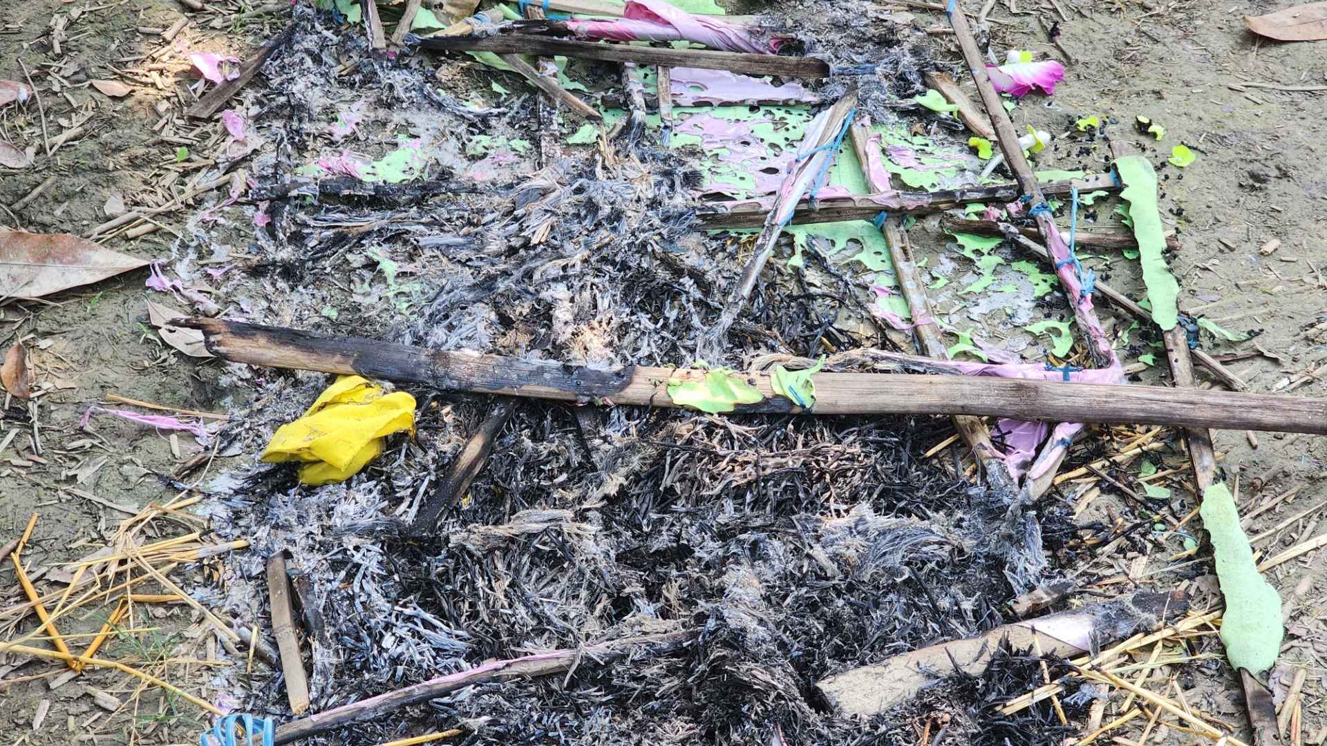 নাটোরে বাঁশের তৈরি নৌকায় আগুন দিল দুর্বৃত্তরা